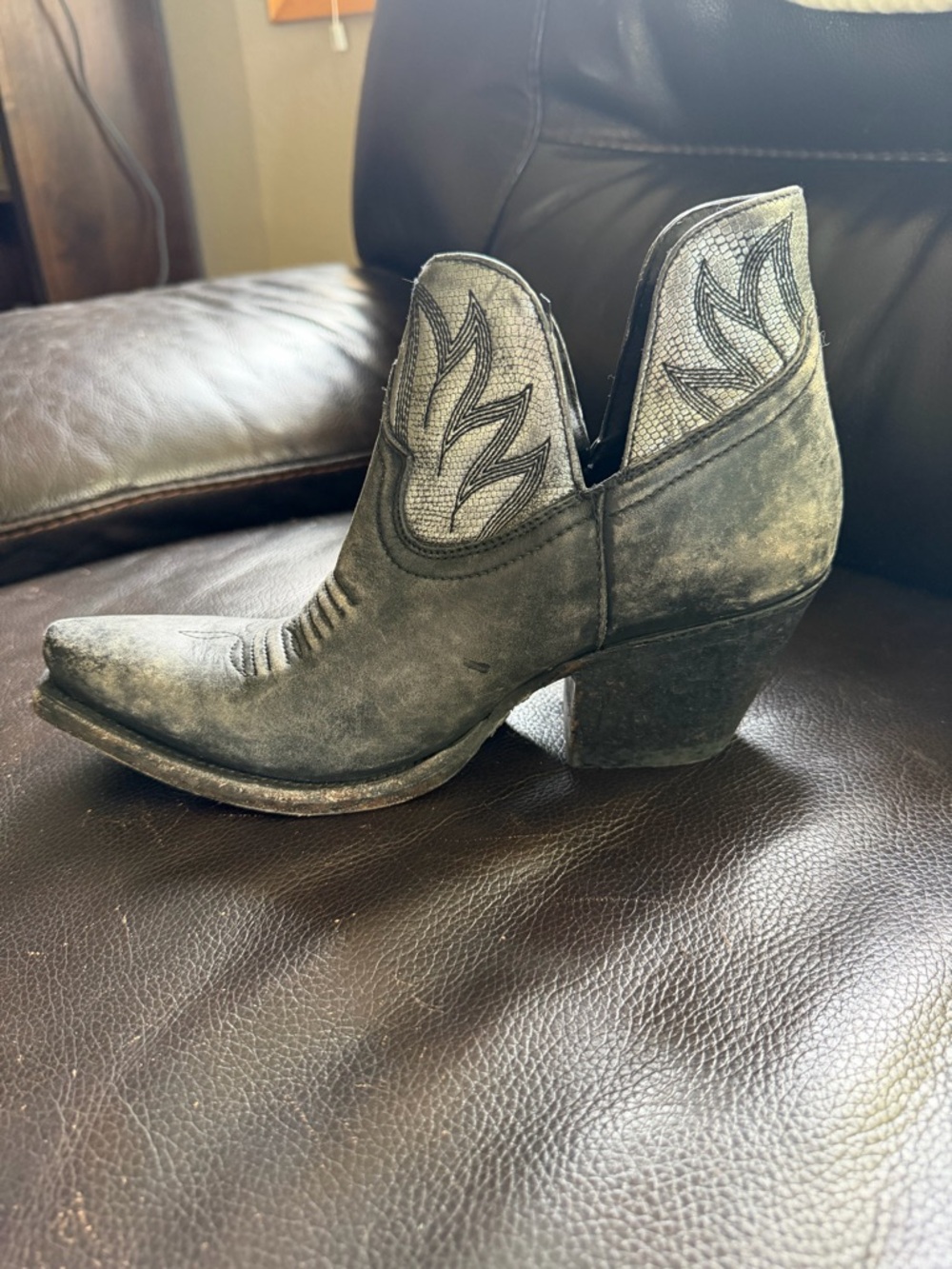 Women’s Ariat Dixon Grey Suede Distressed Ankle Bootie Size 8.5b - Picture 2 of 7